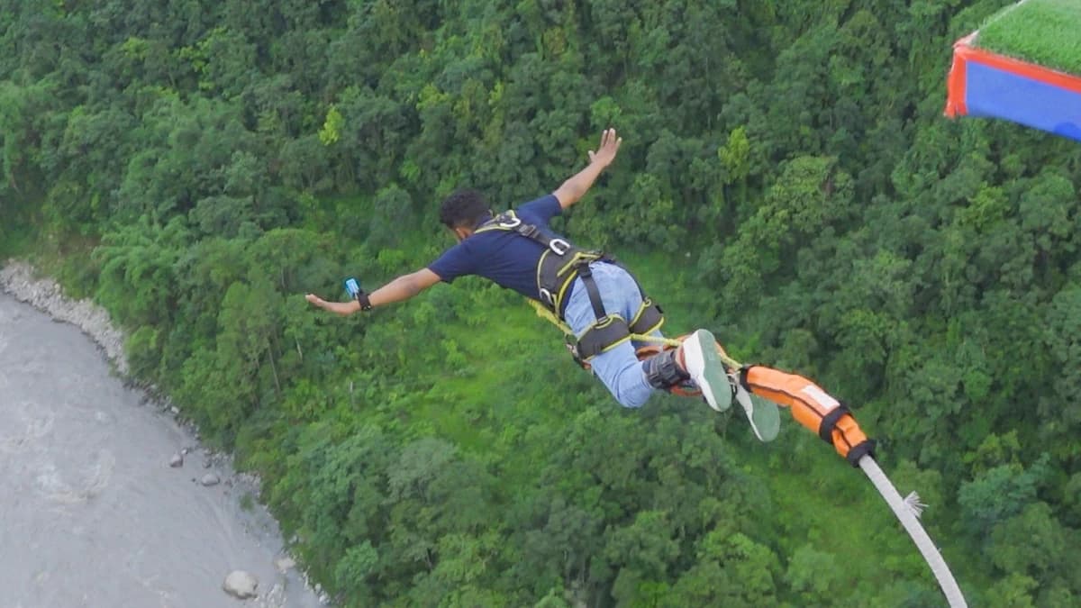 Bunjee Jump in the cliff