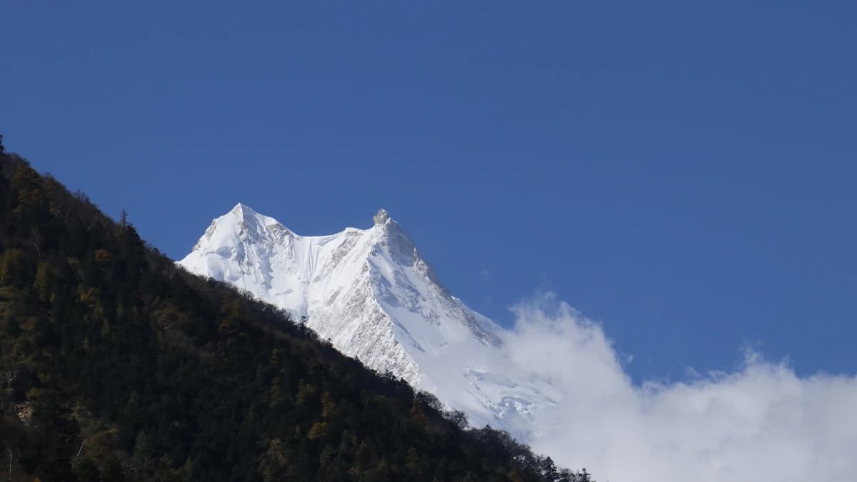 Mountain view during Manaslu Circuit Trek 2025